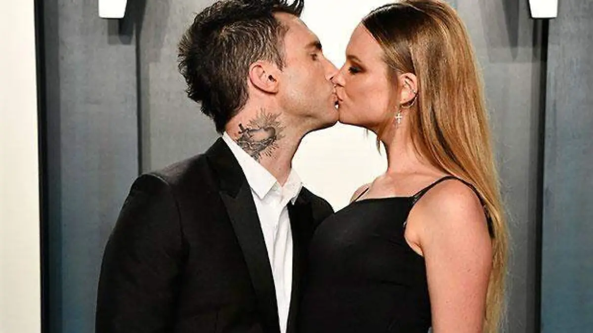 Adam-Levine-y-Behati-Prinsloo 